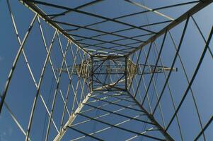 un grande eléctrico torre con alambres y alambres foto