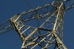 un grande eléctrico torre con alambres y alambres foto