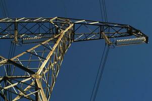 un grande eléctrico torre con alambres y alambres foto