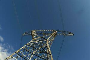 un grande eléctrico torre con alambres y alambres foto