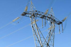 un grande eléctrico torre con alambres y alambres foto