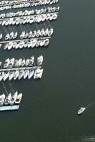 un grande número de barcos en un centro de deportes acuáticos foto