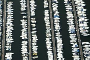 un grande número de barcos en un centro de deportes acuáticos foto