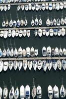 un grande número de barcos en un centro de deportes acuáticos foto