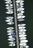 un grande número de barcos en un centro de deportes acuáticos foto