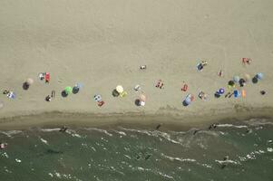 un playa con muchos personas en eso foto