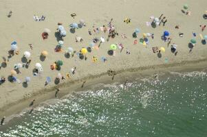 un playa con muchos personas en eso foto