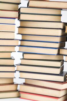 un apilar de libros en un blanco antecedentes foto