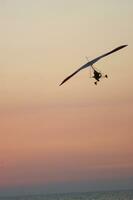 un colgar planeador es volador en el aire foto