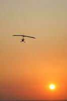 un colgar planeador es volador en el aire foto