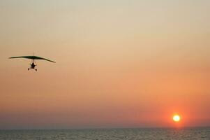 un colgar planeador es volador en el aire foto