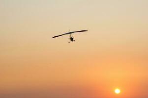 un colgar planeador es volador en el aire foto