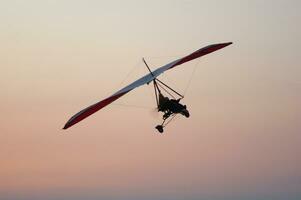 un colgar planeador es volador en el aire foto