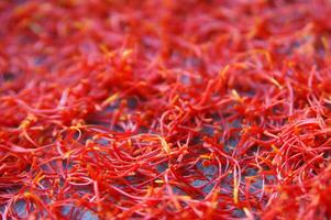 un pila de rojo azafrán en un plato foto