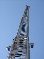 un alto metal torre con un azul cielo en el antecedentes foto