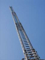 un alto metal torre con un azul cielo en el antecedentes foto