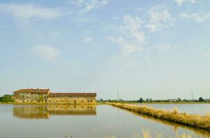 antiguo granjas en el arroz campos en vercelli Italia foto