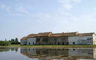 antiguo granjas en el arroz campos en vercelli Italia foto