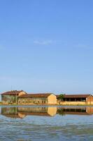 antiguo granjas en el arroz campos en vercelli Italia foto