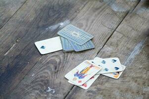 un persona es jugando tarjetas con un cubierta de tarjetas foto