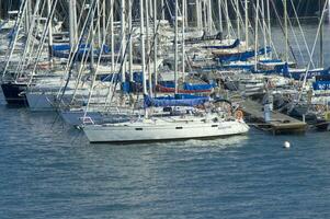 un grupo de barcos en el agua foto