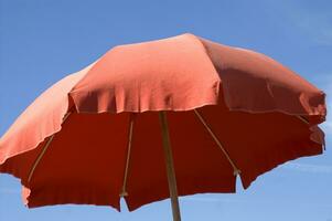 un playa paraguas con un a rayas cubrir foto