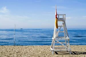 un Salvavidas silla sentado en un playa foto