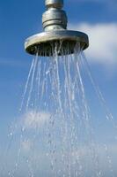 un agua tubo con un soltar de agua en eso foto