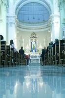 personas sentado en un Iglesia foto