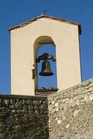 un campana torre con un campana en parte superior foto