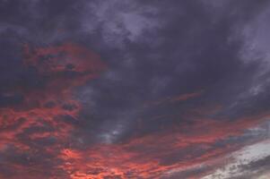 un rojo y naranja cielo con nubes foto