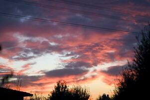 un rojo y naranja cielo con nubes foto