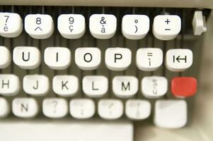 a close up of a typewriter keyboard with the letters oop photo