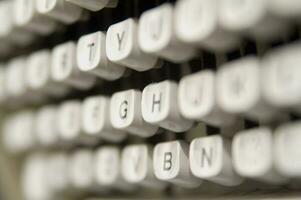 a close up of a typewriter keyboard with the letters oop photo