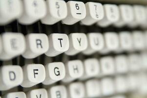 un cerca arriba de un máquina de escribir teclado con el letras oop foto