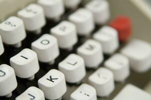 un cerca arriba de un máquina de escribir teclado con el letras oop foto