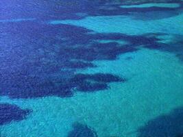 un azul cielo con un barco en el agua foto