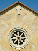 un Iglesia con un reloj en el lado foto