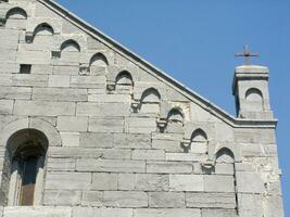 un Iglesia con un reloj en el lado foto