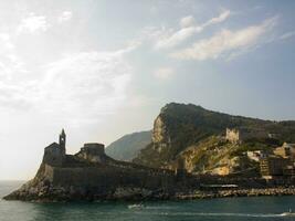 el Iglesia de portovenere a puesta de sol foto