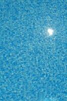 un azul piscina con un Dom brillante en eso foto