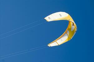 un persona parasailing en el Oceano foto