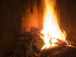 un fuego es ardiente en un ladrillo horno foto