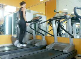 un fila de pesas en un estante en un gimnasio foto