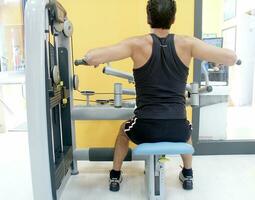 un fila de pesas en un estante en un gimnasio foto