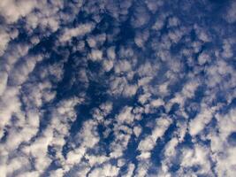 un ver de el cielo con nubes y Dom foto