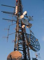 un torre con muchos diferente tipos de antenas foto