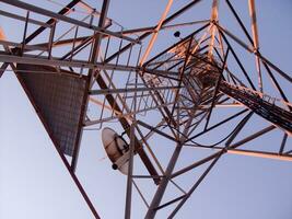 un torre con muchos diferente tipos de antenas foto