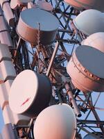 un torre con muchos diferente tipos de antenas foto