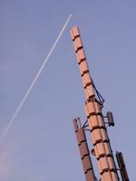 un torre con muchos diferente tipos de antenas foto